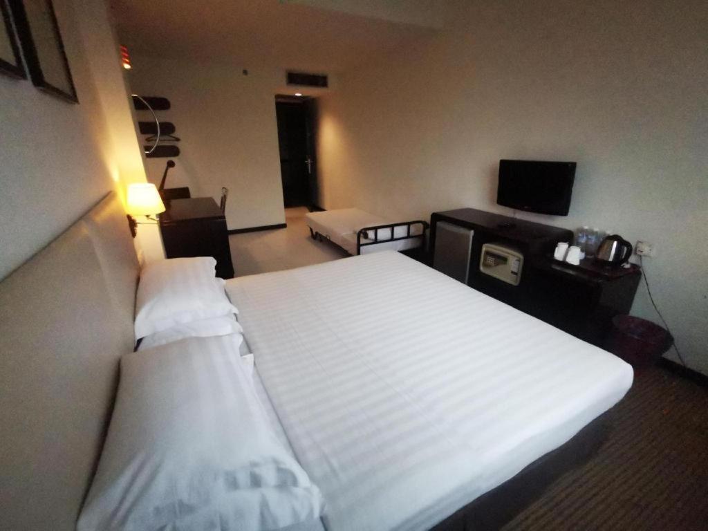 Ritz Garden Hotel Ипох Екстериор снимка